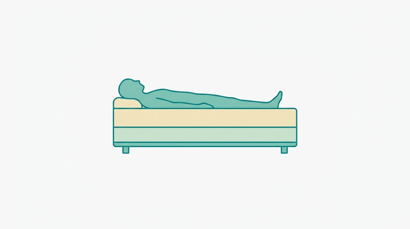 Ilustração flat de uma cama vista de lado, desenhada como retângulo simples com proporção 6:1, camadas visíveis em #F2E8B8 e #CCE3D4 com contorno em #008282. À esquerda da cama, uma silhueta humana faceless em #78C2B2 em posição de repouso. Fundo #F9F9F9, composição centralizada com bastante espaço em branco.